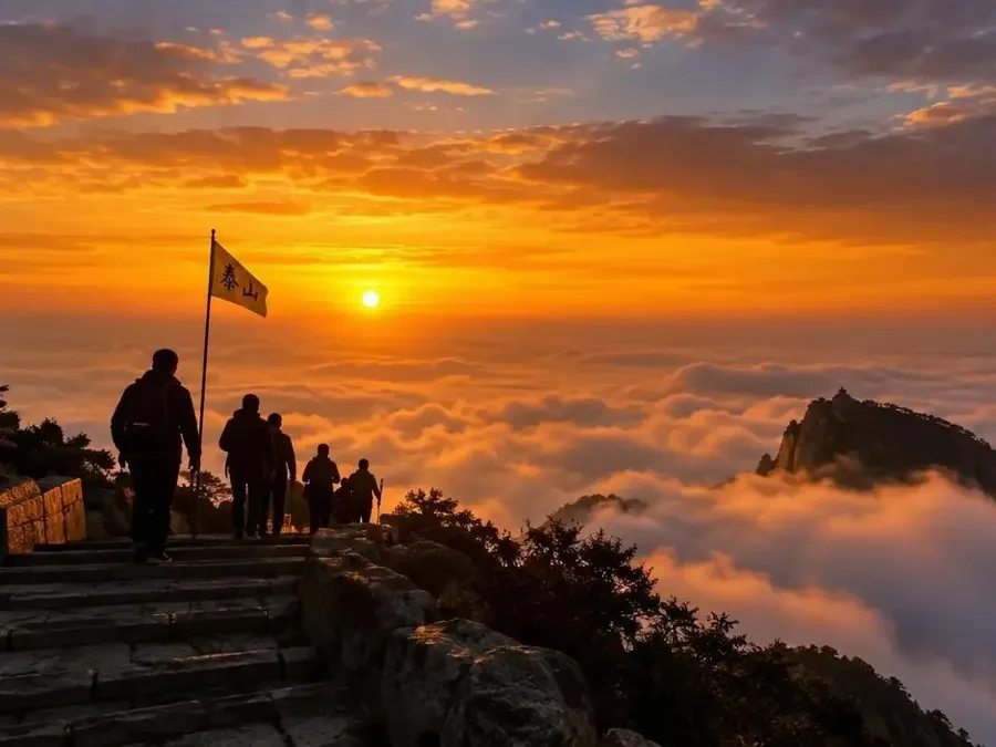 泰山之巅云海日出,橙色霞光里立着一面小小的黄色导游旗 泰山之巅云海日出,橙色霞光里立着一面小小的黄色导游旗