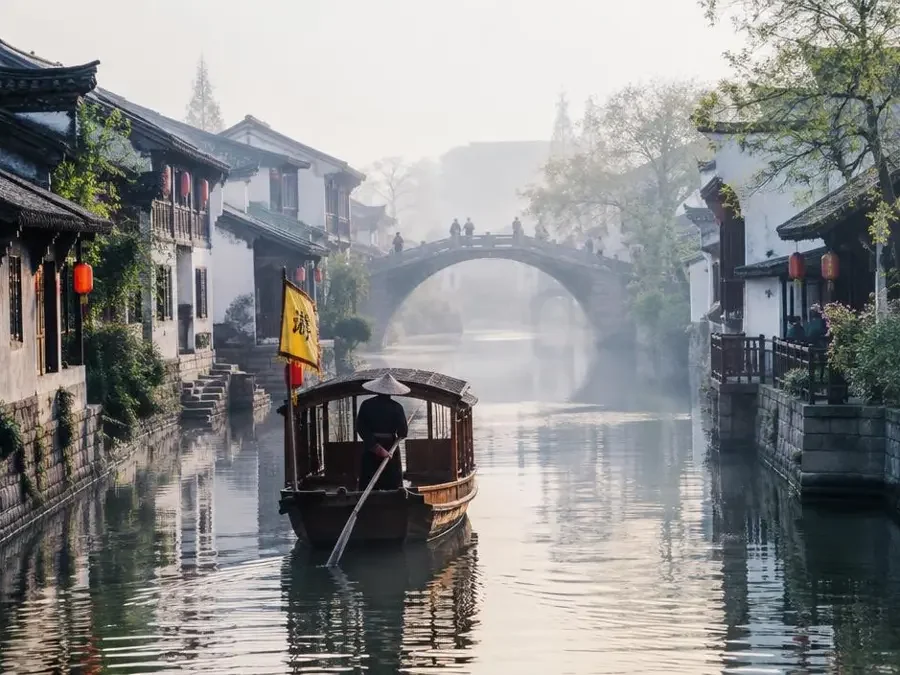 江南水乡石桥白墙黑瓦,木船上飘着黄色导游旗 江南水乡石桥白墙黑瓦,木船上飘着黄色导游旗