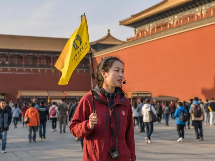 导游举着黄色小旗在红墙宫殿前讲述历史,阳光温暖 导游举着黄色小旗在红墙宫殿前讲述历史,阳光温暖